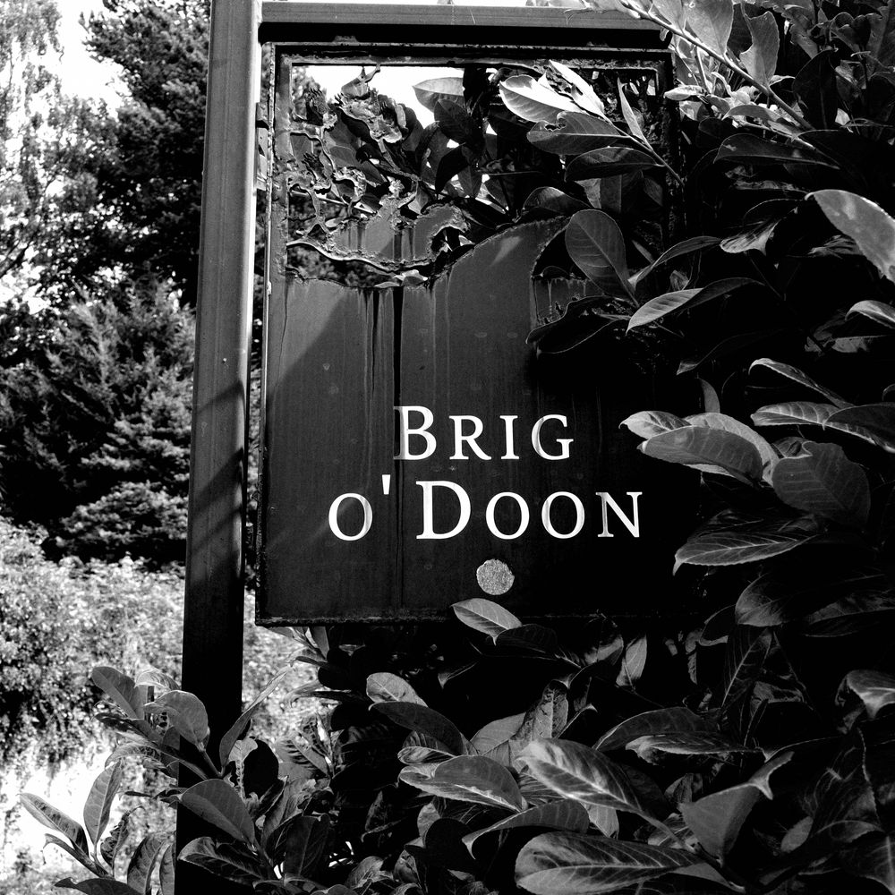 A sign that says Brig o' Doon